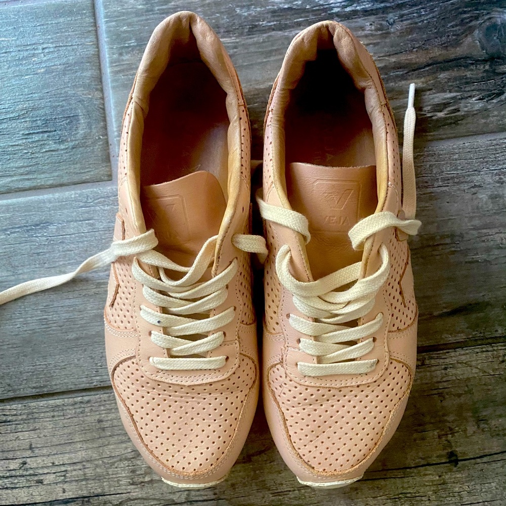 Veja pale pink / nude sneakers